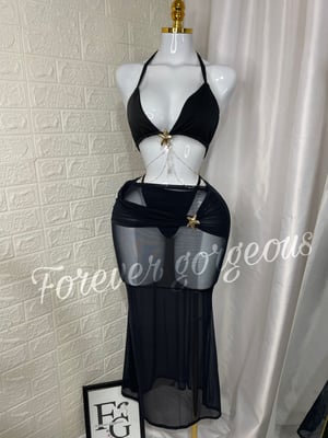 طقم صيفي أسود مع تنورة شفافة