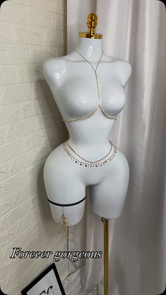 سلاسل وإكسسوارات جسم ذهبية على عارضة عرض