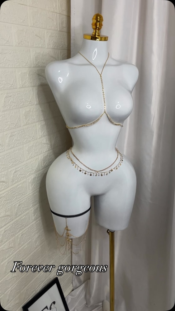 سلاسل وإكسسوارات جسم ذهبية على عارضة عرض